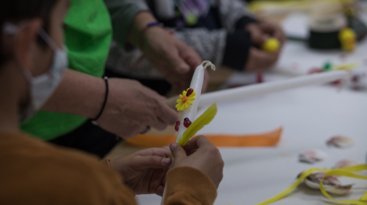 Παιδάκια ζωγραφίζουν και φτιάχνουν λαμπάδες για το Πάσχα