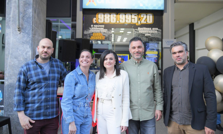 Eurojackpot: Η ομάδα του ΟΠΑΠ με τους ιδιοκτήτες του τυχερού καταστήματος στη Λαμία