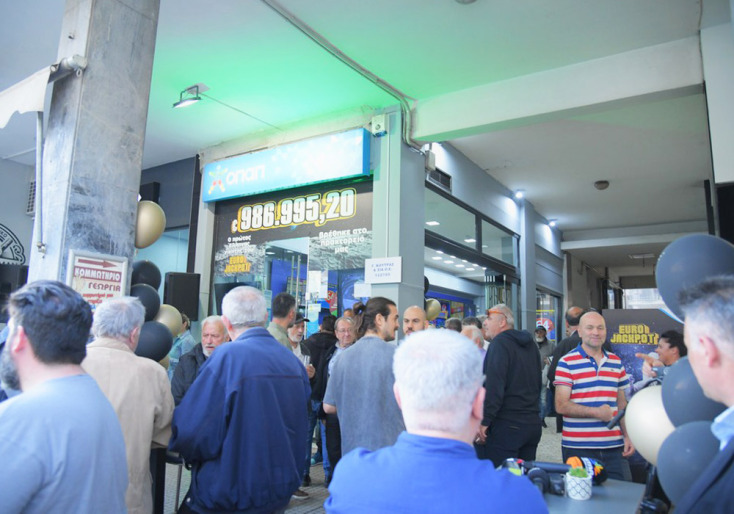 Το Eurojackpot γιόρτασε τον πρώτο Έλληνα νικητή που κέρδισε 1 εκατ. ευρώ στη Λαμία