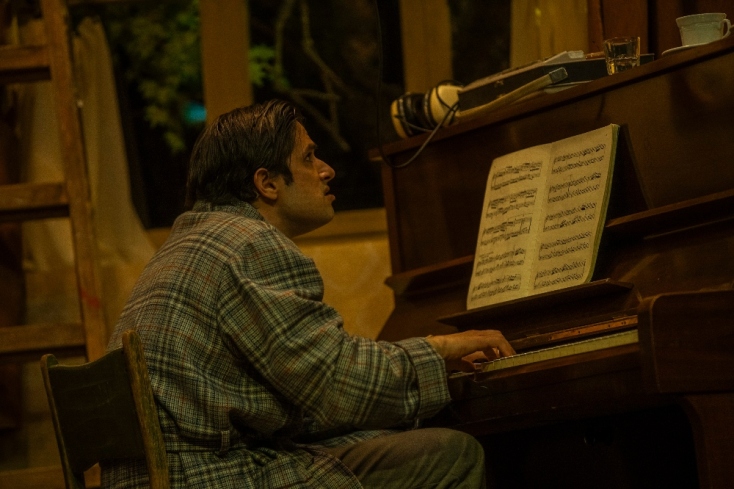 Ο Γιάννης Νιάρρος ως Γκλεν Γκουλντ στην παράσταση «Ο αποτυχημένος»