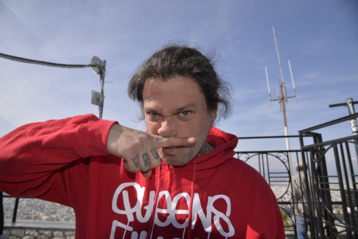 Ο Τάκι Τσαν απαντά σε 31 ερωτήσεις για την Αθήνα και τη ζωή του στην πόλη. 