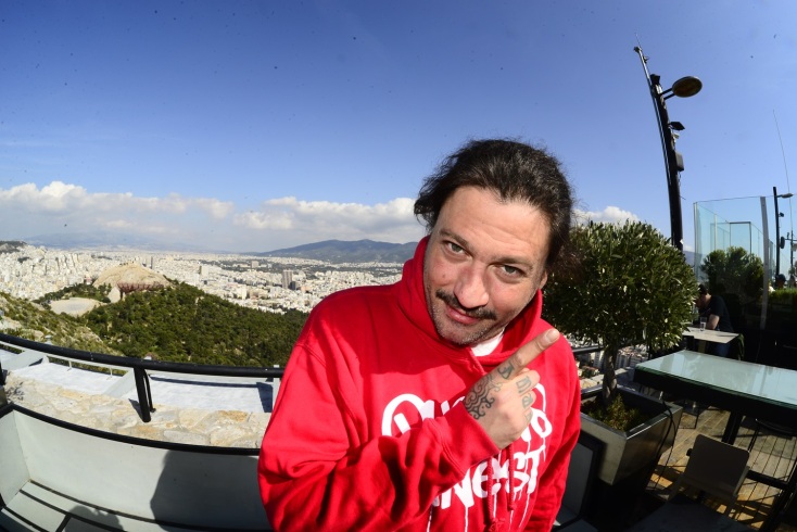 Ο Τάκι Τσαν απαντά σε 31 ερωτήσεις για την Αθήνα και τη ζωή του στην πόλη. 