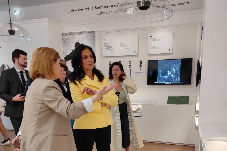 Η Χρυσούλα Ζαχαροπούλου κατά τη διάρκεια της ξενάγησής της στο Μουσείο «Μαρία Κάλλας»