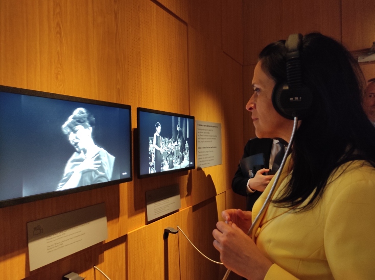 Με ακουστικά στα αυτιά η Χρυσούλα Ζαχαροπούλου, υφυπουργός της γαλλικής κυβέρνησης, ακούει τη φωνή της Μαρίας Κάλλας στο ομώνυμο Μουσείο στο κέντρο της Αθήνας