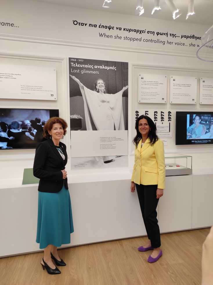 H Laurence Auer, πρέσβειρα της Γαλλίας στην Ελλάδα (αριστερά) συνόδευσε τη Χρυσούλα Ζαχαροπούλου στη ξενάγησή της στο Μουσείο «Μαρία Κάλλας»