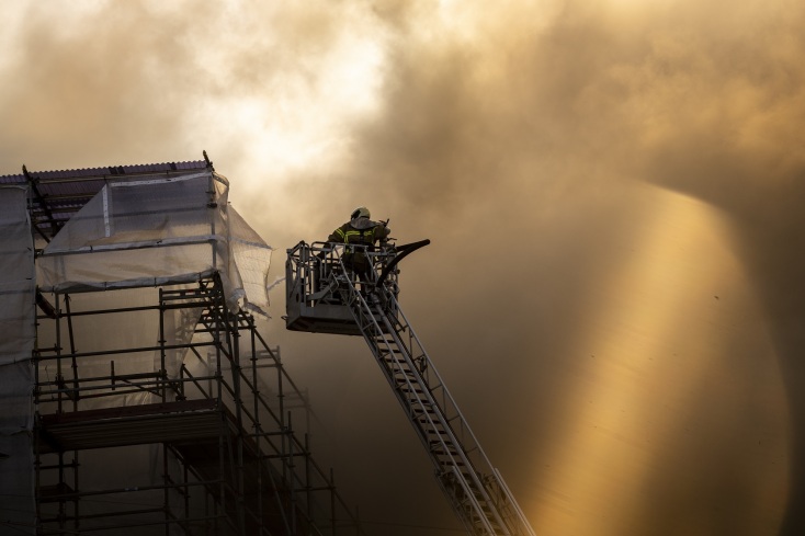 Πυροσβέστες δίνουν μάχη με τη φωτιά στο παλιό κτίριο του Χρηματιστηρίου στην Κοπεγχάγη 