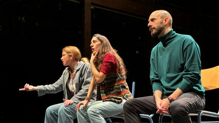 μιλάει για την παράσταση ΤΑΝΚ στο Θέατρο Τέχνης