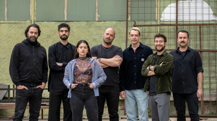 Οι καλλιτέχνες με τον επιμελητή του έργου Πάνο Γιαννικόπουλο