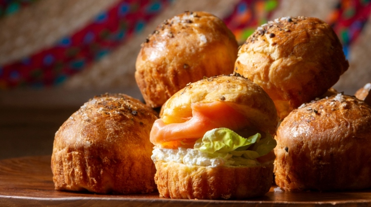 Μπριος γεμιστά με φρέσκο τυρί κρέμα και σολομό 