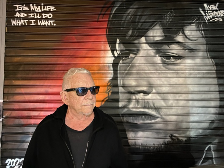 Ο Eric Burdon μας ξεναγεί στη δική του Αθήνα