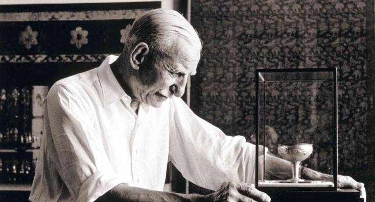 Ο Αντώνης Μπενάκης μπροστά από προθήκη με αρχαίο αγγείο