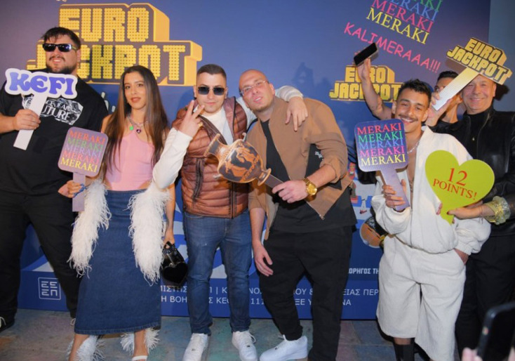 Η Μαρίνα Σάττι με την ομάδα της