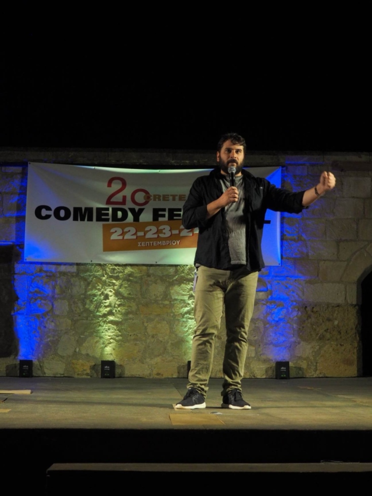 Πάρις Ρούπος: «Ναι» στο χιούμορ, «ΟΧΙ ΜΑΝΑΔΕΣ»