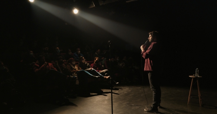 Πάρις Ρούπος: «Ναι» στο χιούμορ, «ΟΧΙ ΜΑΝΑΔΕΣ»