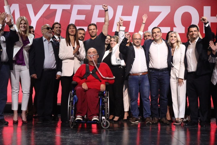 Ο Στέφανος Κασσελάκης και ο Αλέξης Τσίπρας με τους υποψηφίους του ΣΥΡΙΖΑ στις Ευρωεκλογές 2024