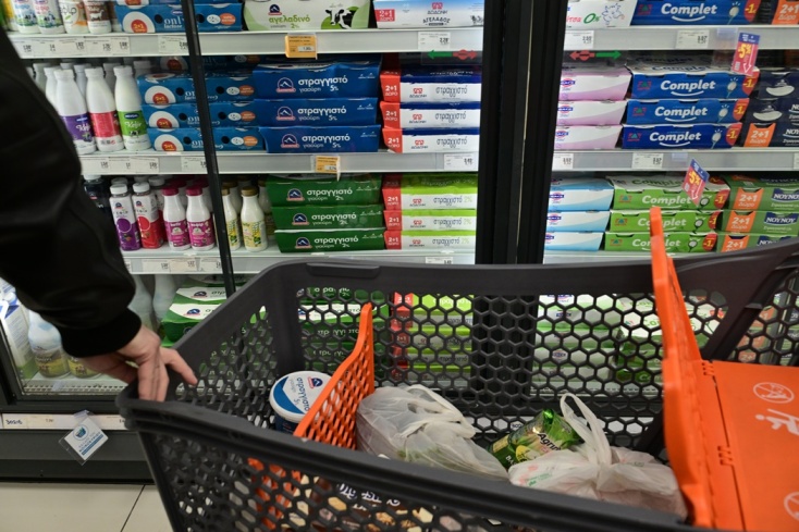 Καλάθι με προϊόντα σε σούπερ μάρκετ