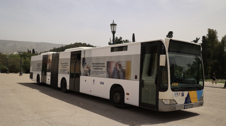 Ο εξοπλισμός που έχει εγκατασταθεί στα επιλεγμένα λεωφορεία «διαβάζει» την κάρτα ή το ψηφιακό πορτοφόλι