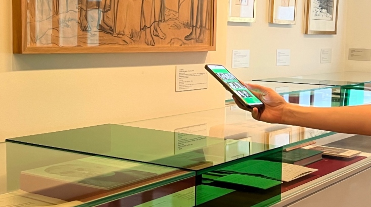 Σκανάροντας το πορτρέτο κάποιων από τους «ενοίκους» της μόνιμης έκθεσης, οι επισκέπτες θα έχουν την ευκαιρία να απολαύσουν επιπλέον περιεχόμενο