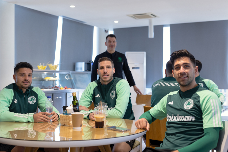 Οι παίκτες του Παναθηναϊκού στον χώρο εστίασης των αθλητών και προπονητών