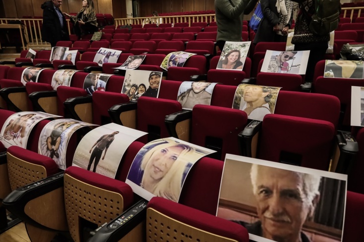 Φωτογραφίες των νεκρών της φονικής πυρκαγιάς στο Μάτι στα καθίσματα του δικαστηρίου