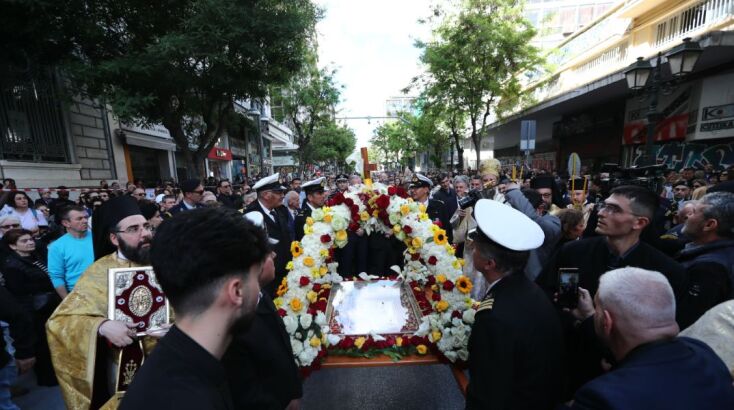 Με κατάνυξη η περιφορά του Επιταφίου στον Άγιο Μηνά στη Θεσσαλονίκη 
