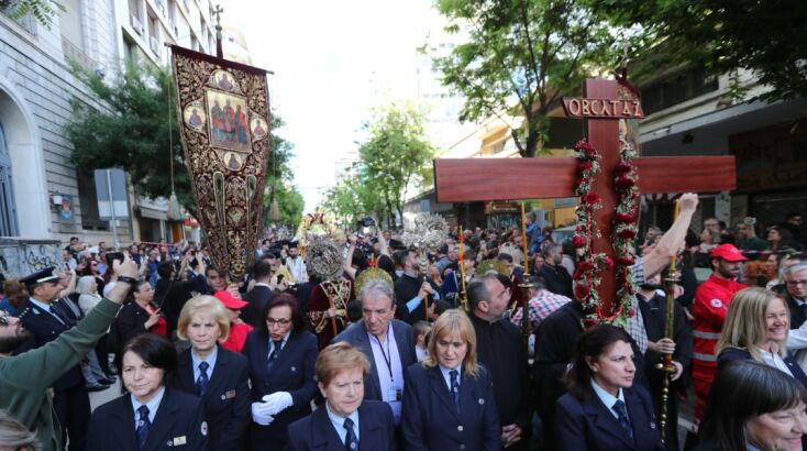 Με κατάνυξη η περιφορά του Επιταφίου στον Άγιο Μηνά στη Θεσσαλονίκη 