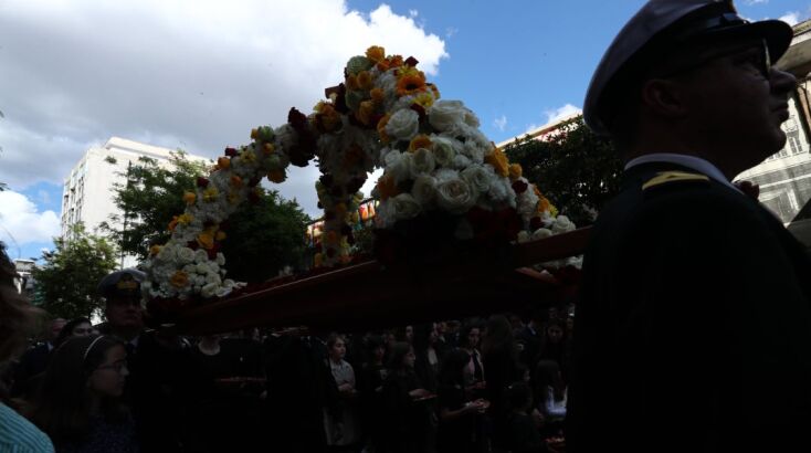 Με κατάνυξη η περιφορά του Επιταφίου στον Άγιο Μηνά στη Θεσσαλονίκη 