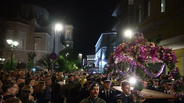 Σε κλίμα κατάνυξης η Ακολουθία και η περιφορά του Επιταφίου της Μητρόπολης Αθηνών 