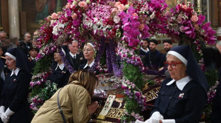 Σε κλίμα κατάνυξης η Ακολουθία και η περιφορά του Επιταφίου της Μητρόπολης Αθηνών 