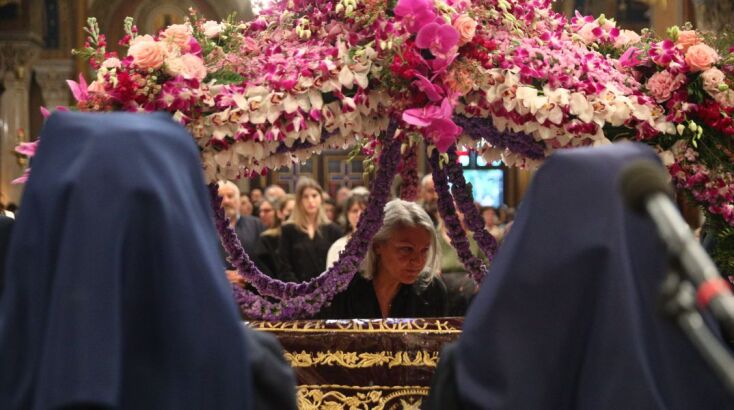 Σε κλίμα κατάνυξης η Ακολουθία και η περιφορά του Επιταφίου της Μητρόπολης Αθηνών 