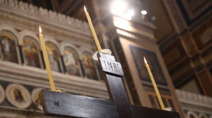 Σε κλίμα κατάνυξης η Ακολουθία και η περιφορά του Επιταφίου της Μητρόπολης Αθηνών 