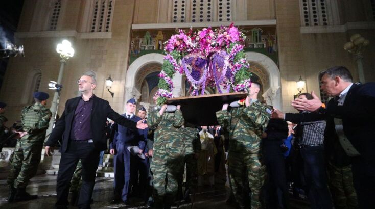 Σε κλίμα κατάνυξης η Ακολουθία και η περιφορά του Επιταφίου της Μητρόπολης Αθηνών 