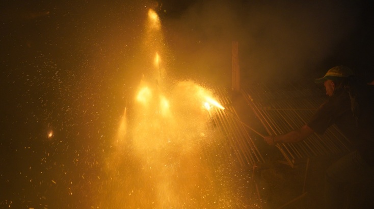 Εντυπωσιακές εικόνες στον Βροντάδο Χίου που αναβίωσε και φέτος το έθιμο του ρουκετοπόλεμου