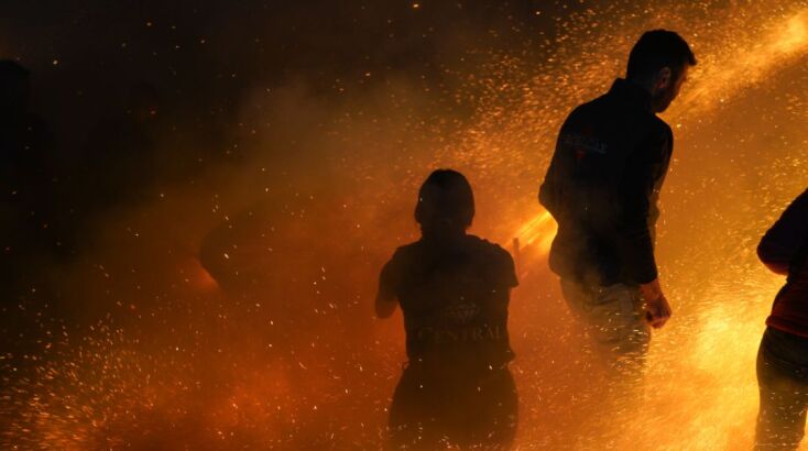 Εντυπωσιακές εικόνες στον Βροντάδο Χίου που αναβίωσε και φέτος το έθιμο του ρουκετοπόλεμου