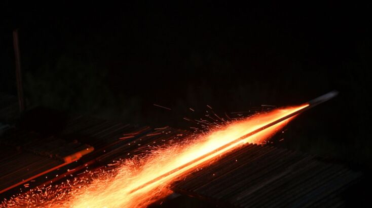 Εντυπωσιακές εικόνες στον Βροντάδο Χίου που αναβίωσε και φέτος το έθιμο του ρουκετοπόλεμου