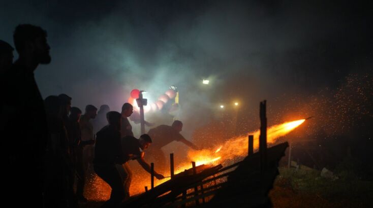 Εντυπωσιακές εικόνες στον Βροντάδο Χίου που αναβίωσε και φέτος το έθιμο του ρουκετοπόλεμου