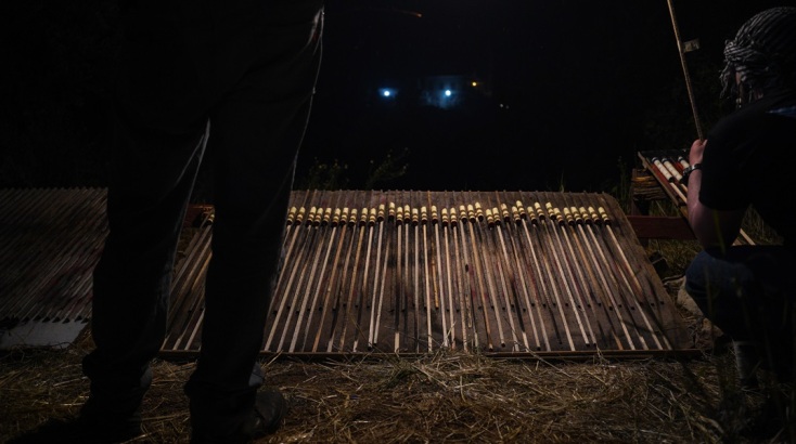 Εντυπωσιακές εικόνες στον Βροντάδο Χίου που αναβίωσε και φέτος το έθιμο του ρουκετοπόλεμου