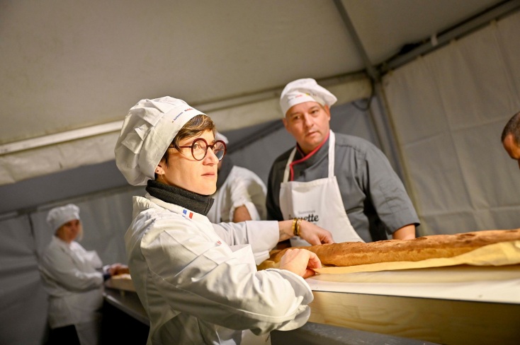 Η Γαλλία ανακτά το ρεκόρ Γκίνες - Παριζιάνικοι αρτοποιοί δημιούργησαν μπαγκέτα μήκους 140 μέτρων - Η Ιταλία κατείχε το προηγούμενο ρεκόρ. 