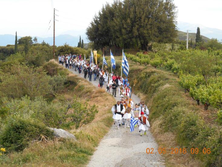 Άνδρες με παραδοσιακές φορεσιές και εικόνες ανά χείρας συμμετέχουν στο Έθιμο της Λέησης κάθε Δευτέρα του Πάσχα
