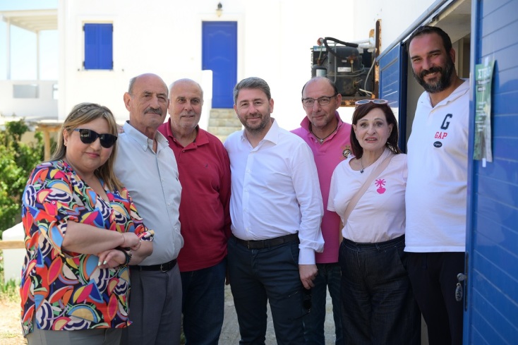 2 γυναικες - 5 ανδρες