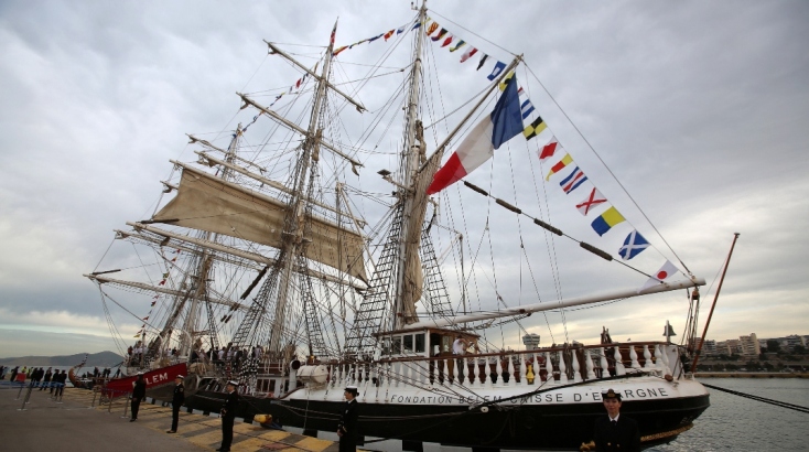Το τρικάταρτο πλοίο Belem πριν καταπλεύσει από το λιμάνι του Πειραιά