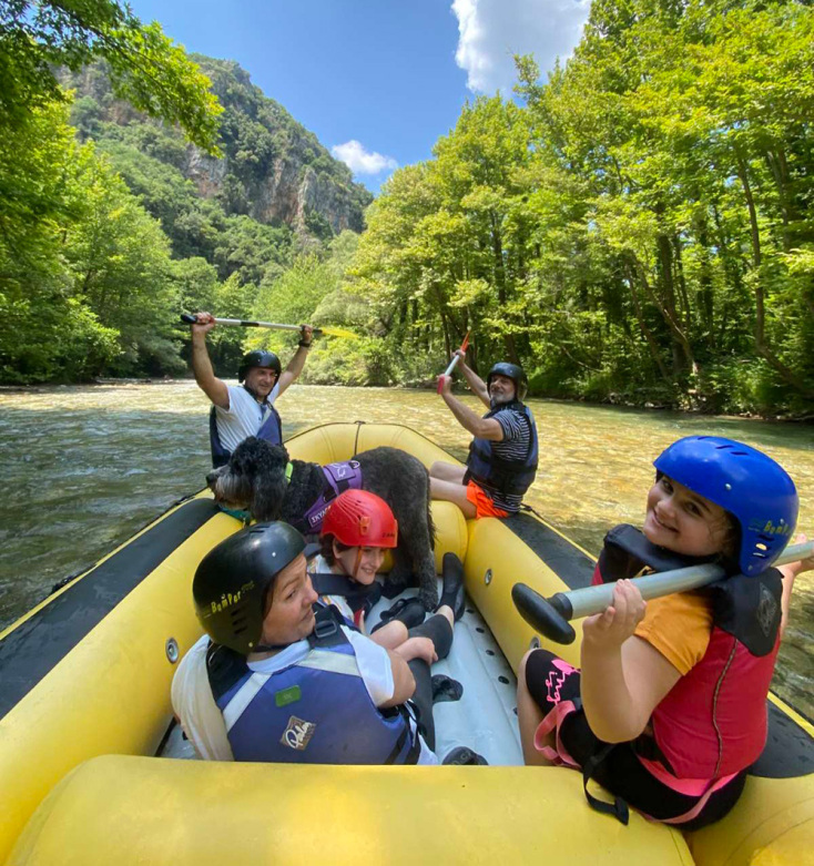 Σκύλος βοηθός: Η ιστορία του Αντώνη Γκούφα και της Bubbles, το έλλειμμα ενημέρωσης και η ανάγκη συμπερίληψης