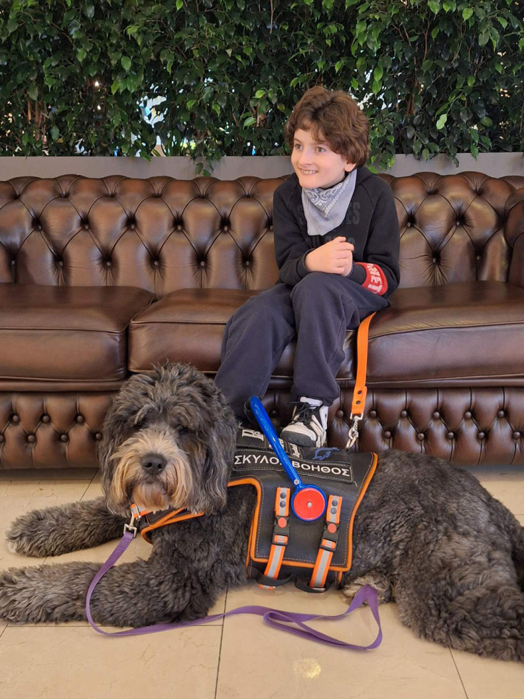 Σκύλος βοηθός: Η ιστορία του Αντώνη Γκούφα και της Bubbles, το έλλειμμα ενημέρωσης και η ανάγκη συμπερίληψης