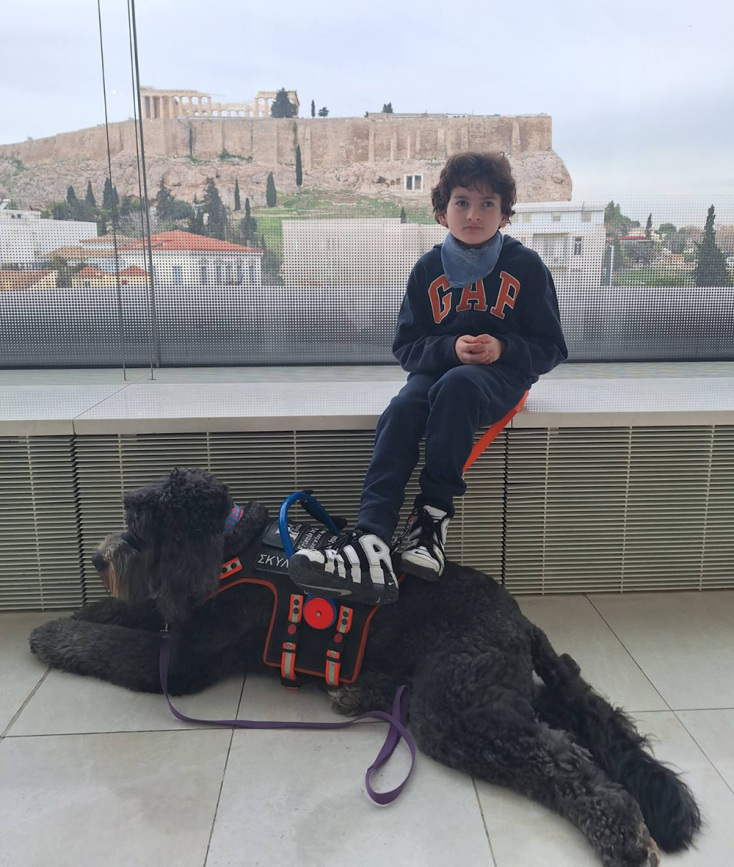 Σκύλος βοηθός: Η ιστορία του Αντώνη Γκούφα και της Bubbles, το έλλειμμα ενημέρωσης και η ανάγκη συμπερίληψης