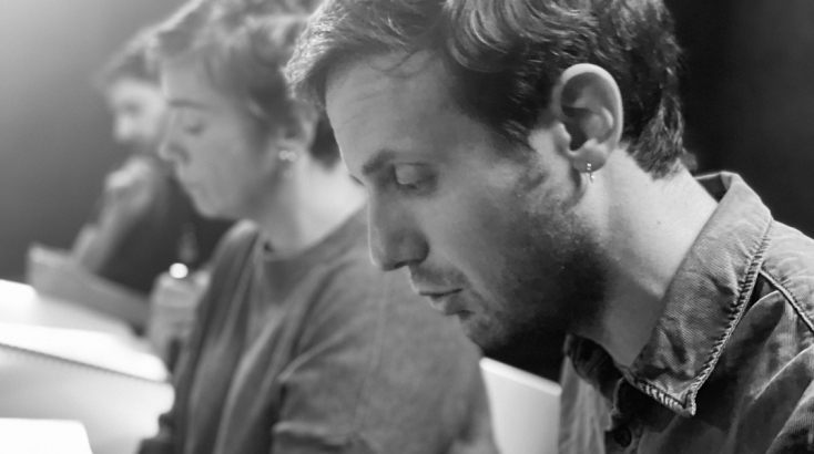 «Ένας εχθρός του λαού»: στιγμιότυπο από την πρόβα της παράστασης σε σκηνοθεσία της Γεωργίας Μαυραγάνη