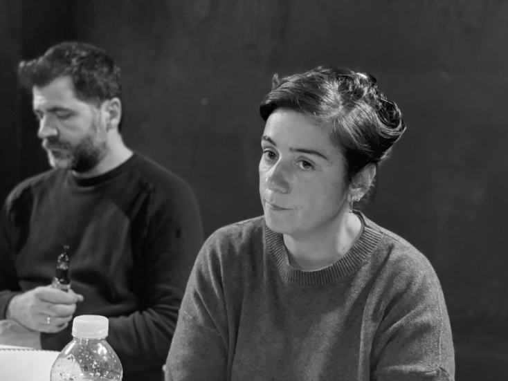 «Ένας εχθρός του λαού»: στιγμιότυπο από την πρόβα της παράστασης σε σκηνοθεσία της Γεωργίας Μαυραγάνη