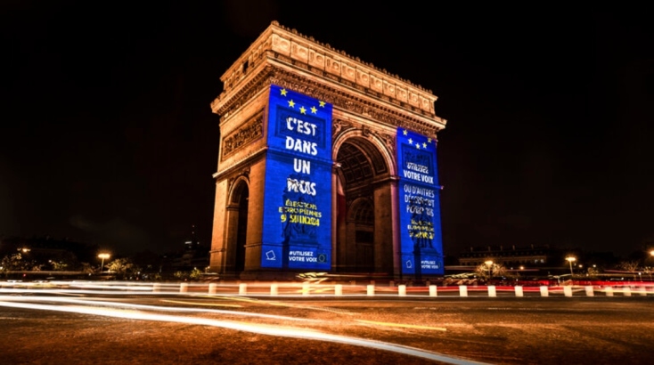 Η Αψίδα του Θριάμβου στο Παρίσι φωταγωγήθηκε για την ημέρα της Ευρώπης