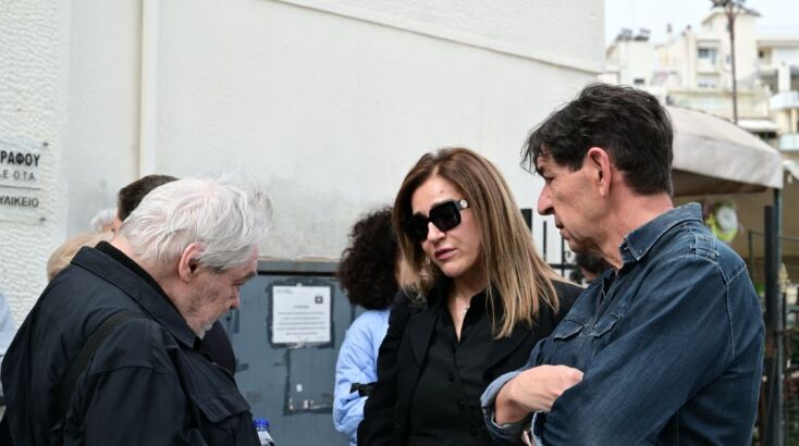 Ρίγη συγκίνησης στο τελευταίο αντίο στην Άννα Παναγιωτοπούλου