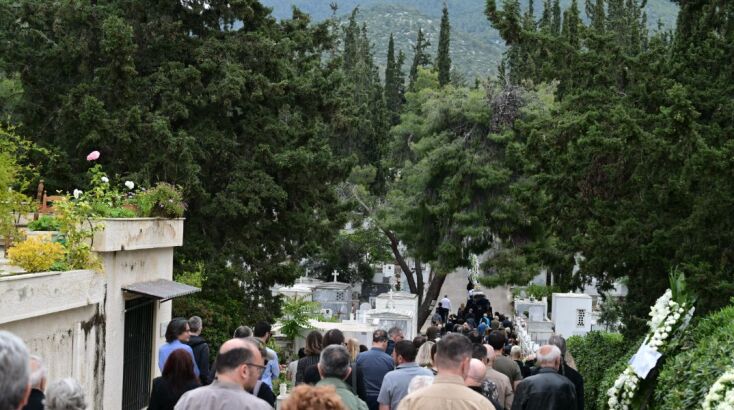 Ρίγη συγκίνησης στο τελευταίο αντίο στην Άννα Παναγιωτοπούλου