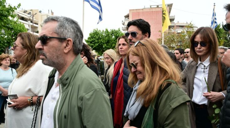 Ρίγη συγκίνησης στο τελευταίο αντίο στην Άννα Παναγιωτοπούλου